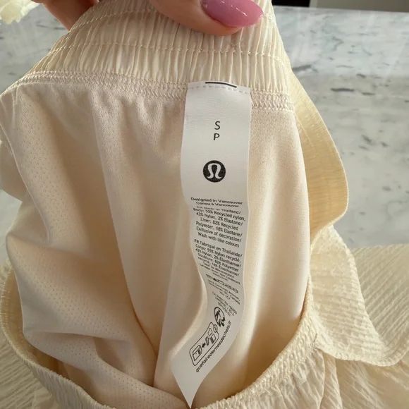 Preowned Lululemon Negative Split Textured Run Short 2.5" Cream Shorts Small - Picture 3 of 7